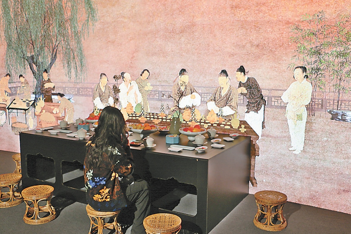 观众在《文会图》前体验品茗。