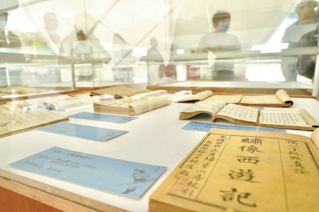 全国古旧书展销年会现场设置了中国古典四大名著系列版本展。
