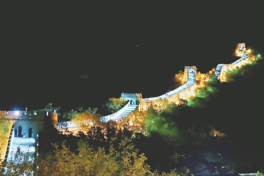 4月30日晚，八达岭夜长城开启，沉浸式演出融合音乐剧、歌舞、杂技等多元化艺术形式，为游客提供全新的夜游体验。