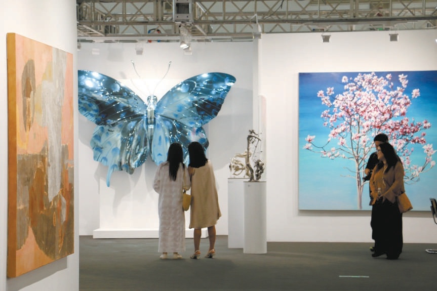 第六届北京当代·艺术博览会现场，精美艺术作品吸引观众驻足。