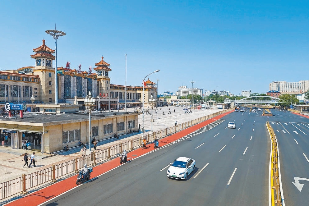 5月27日，北京站东街已完成大修改造，机动车、非机动车、行人各行其道，路面平整度提升，道路标线更加清晰。
