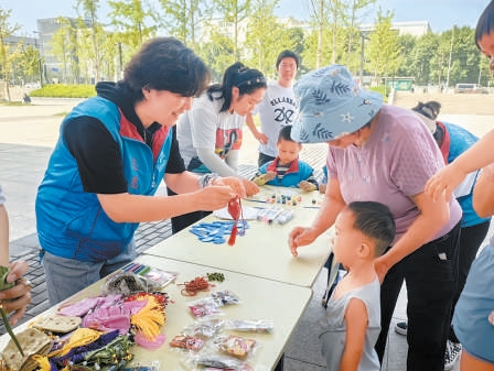 糖画、剪纸、中国结等摊位设置了互动体验，市民旅客可以参与其中。