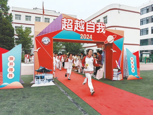 6月20日，北京市第二十中学新都校区举行仪式 ，为2024届中考学生加油鼓劲。