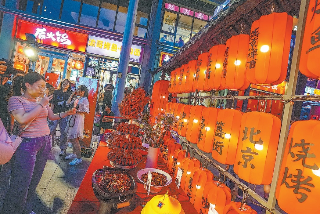 7月5日晚，簋街路口灯火灿烂，热辣鲜香的小龙虾、地道正宗的烤鸭和京菜……夜色中的簋街美食飘香，京城地标餐饮街区吸引不少食客打卡。