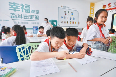 在朝阳区一处红领巾成长营，孩子们度过欢乐的集体时光。
