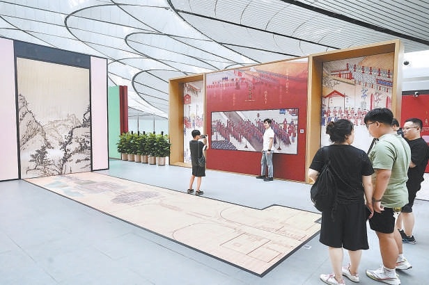 “北京中轴线——璀璨文脉 辉煌中轴”展览吸引了不少旅客打卡参观。