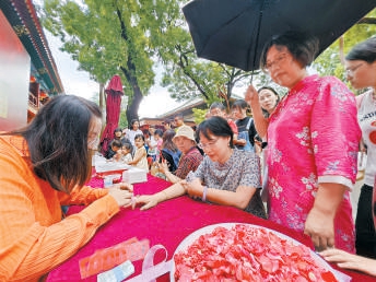 8月10日，北京民俗博物馆举行七夕游园会，带游客探寻七夕节的传统文化内涵和民俗印记。