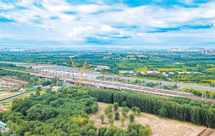 8月20日，正在改扩建的亦庄火车站。该站预计将在年底前正式投用，现已开始乘车需求客流调查。