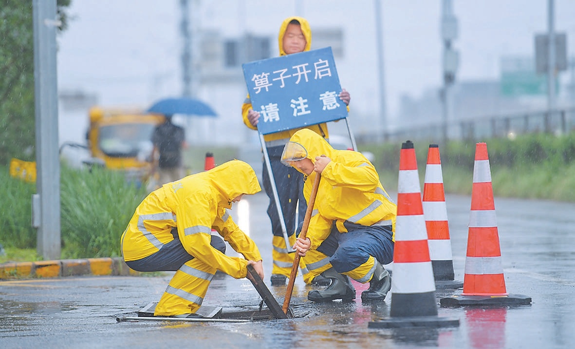 8月26日上午，在京哈高速辅路王四营桥附近，北排集团防汛抢险队员雨中排险。