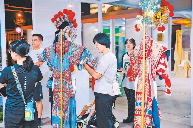 2024传统工艺振兴主题展及系列活动致力于推动传统工艺的创造性转化和国家非遗的创新性发展，吸引了众多观众。