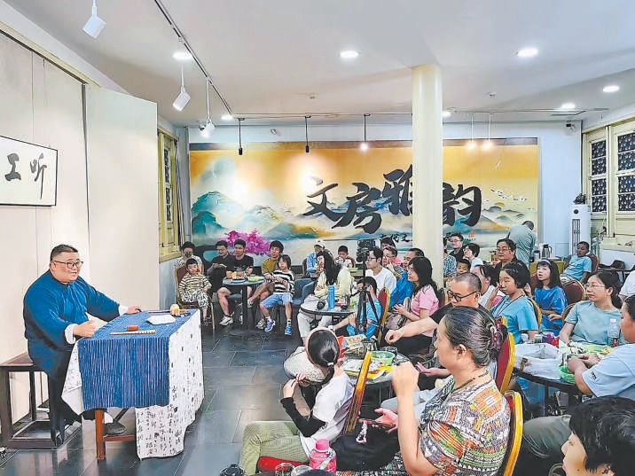 许多读者周末会去报国寺古旧书市听评书。