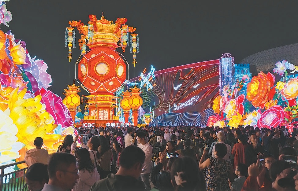 国庆假期，位于园博园的“京彩”灯会为北京市民游客奉上流光溢彩的节庆盛宴。
