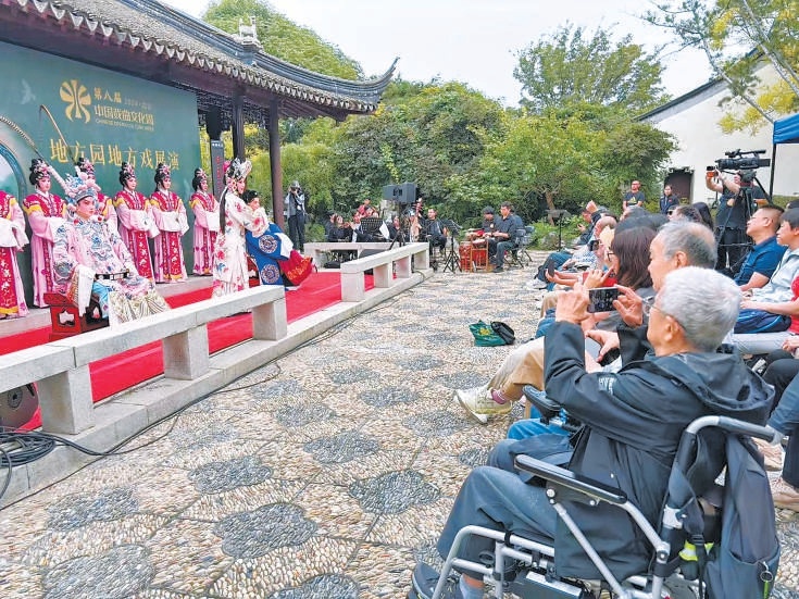 园博园地方园上演的地方戏吸引了众多观众。