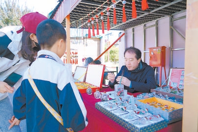 景山公园非遗文化市集开了非遗“小课堂”。
