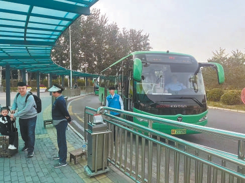 重点火车站增应急摆渡车迎返程客流