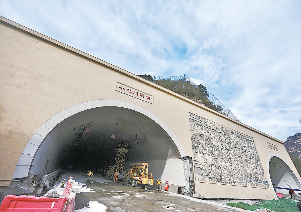 京蔚高速北京段（灵山互通-市界）关键控制性工程——小龙门隧道双线贯通，为实现全线通车目标打下坚实基础。