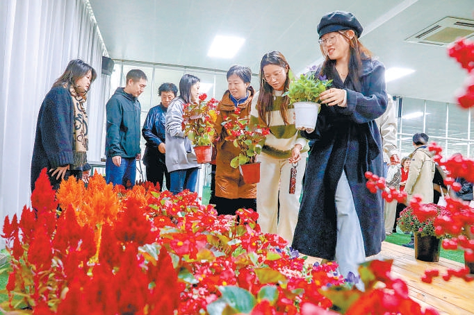 居民和学生排队领取鲜花。