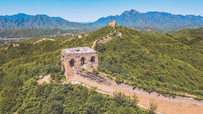 图为密云古北口蟠龙山长城。