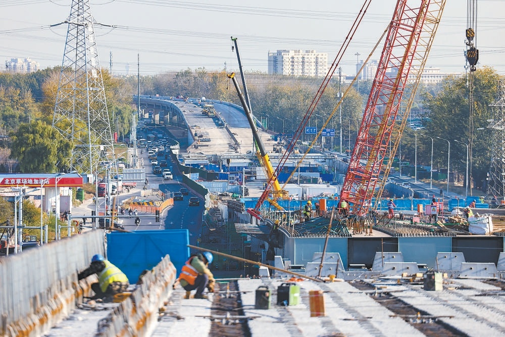 京密路道路工程跨东北环线铁路完成预制梁吊装。11月6日，工人正在进行桥面施工。