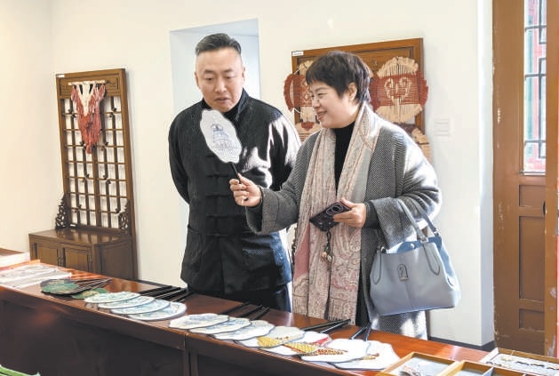 京式旗袍传统制作技艺传承人张凤兰（右）参观展品。