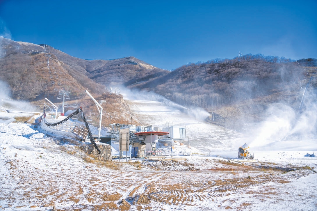 随着气温逐渐降低，延庆奥林匹克园区国家高山滑雪中心77台造雪机开始工作，洁白的雪花缓缓覆盖在蜿蜒的雪道上，2024-2025雪季造雪拉开序幕。