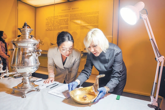 国家博物馆“俄宴风华”展正在布展中。