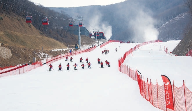 2023雪季，滑雪爱好者在金山岭银河滑雪场进行滑雪表演。