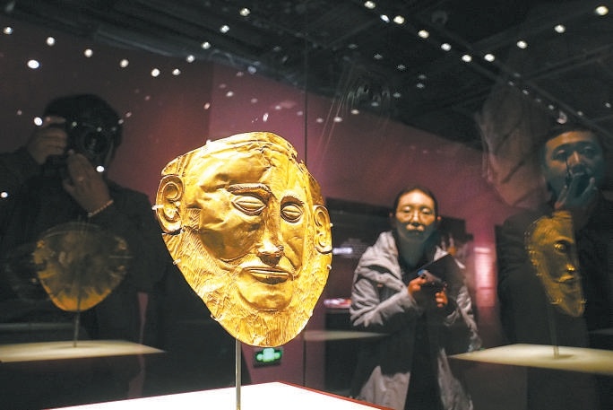 “希腊人——从阿伽门农到亚历山大”特展上，参观者在“阿伽门农金面具”复制品前驻足。