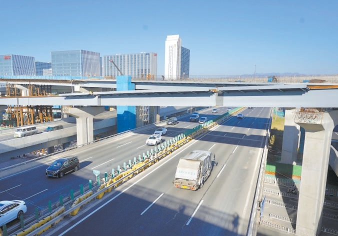 11月21日，北清路跨京藏立交节点钢箱梁全部贯通，一座四层结构的立交桥已经初具雏形。