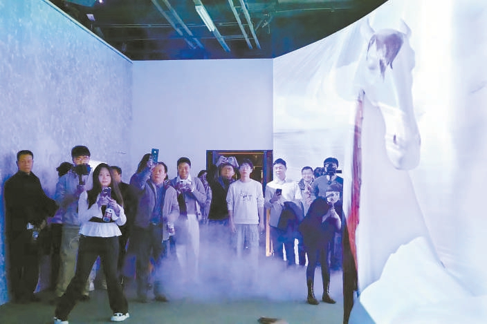 展览将山海经神兽与科幻场景融合在一起，为观众带来独特的观展体验。