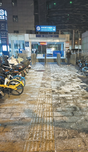 11月26日晚，北京城区迎来降雪。在海淀区荷清路，雪花纷纷扬扬飘落。