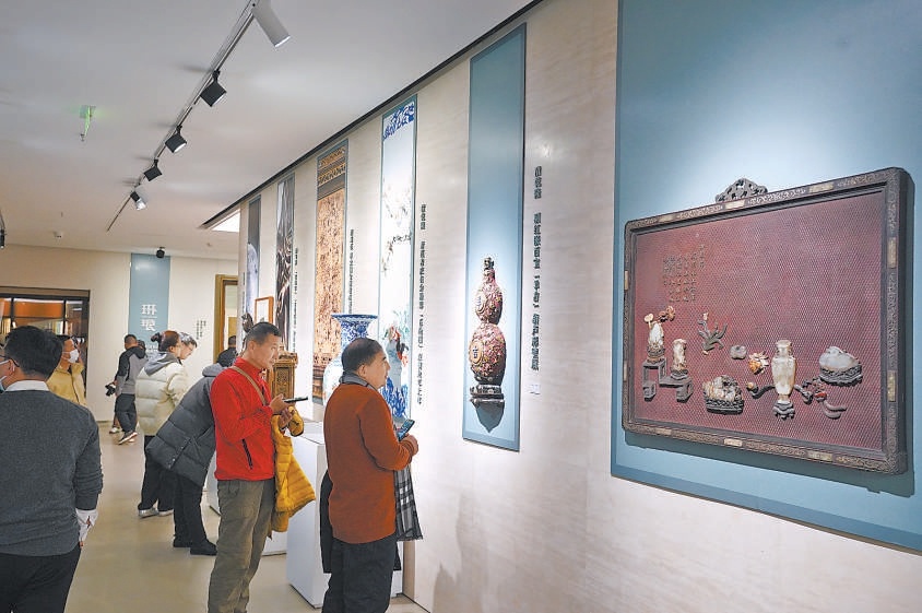 潘家园打造传统文化示范街区，从东三环南路潘家园至华威桥周边街区道路、绿化、公共空间，开展交通治理，嵌入文脉标志。