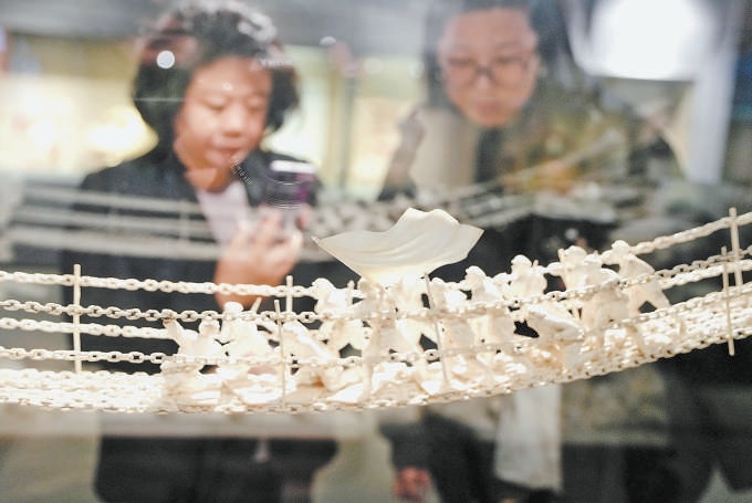 12月12日，观众在工美博物馆欣赏展品。