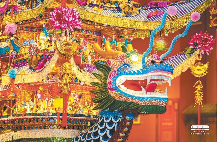 国家级非遗代表性项目灯彩（乐清首饰龙）亮相展览。