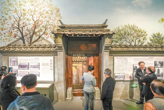 12月25日，《合院之城——北京古都文化档案史料展》在北京市档案馆开幕，展厅里复原了一座老北京民居院落。