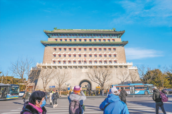 12月26日，行人在正阳门箭楼下拍照。