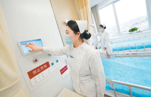 老年医学中心病区病房内的床头屏，可显示患者信息、护理需求等内容。