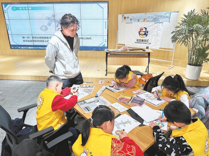 红领巾成长营地的艺术课上，小朋友们在老师的带领下用画笔挥洒想象力。
