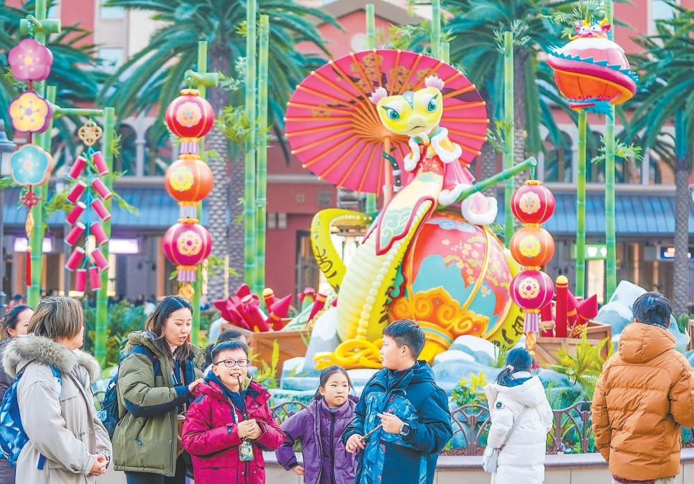 蛇年新春即将到来，环球度假区推出蛇年主题雕塑。