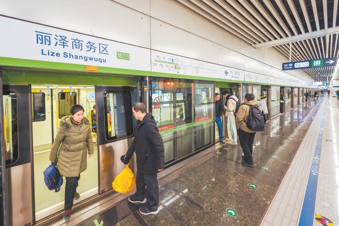 地铁16号线丽泽商务区站1月19日开通，乘客可在此便捷换乘14号线。