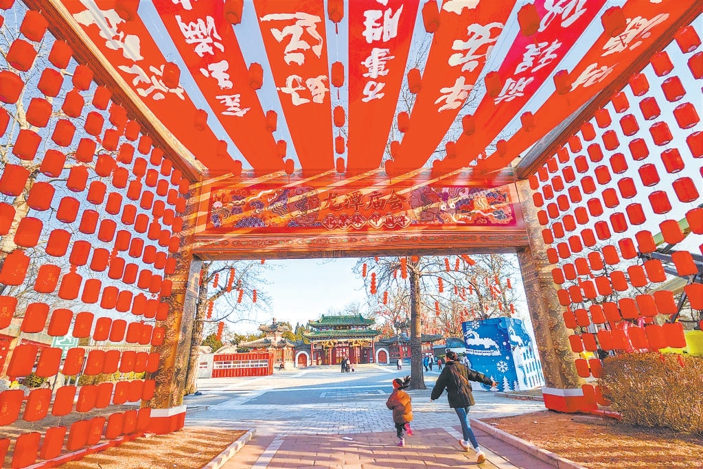 龙潭庙会将于大年初一开幕，目前公园正在进行庙会装饰，火红灯笼和布景营造出喜庆的节日氛围。