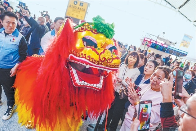 2025京津冀群众大拜年系列活动启动仪式上表演的杂技舞狮组合节目《金狮戏技贺新春》。