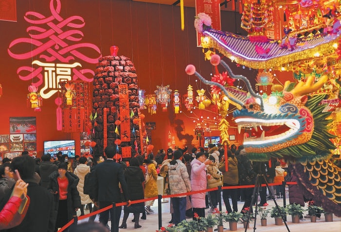 中国非物质文化遗产馆“过年——春节主题展”观众络绎不绝。