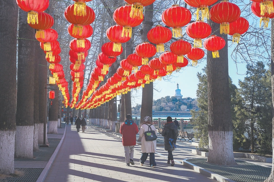 为迎接蛇年新年，北海公园以“福满京城 春贺神州”为主题，布置了近3000个红灯笼，营造出浓浓年味儿。