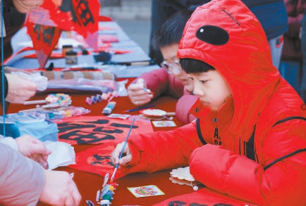 1月29日，小朋友在北京动物园体验传统文化。