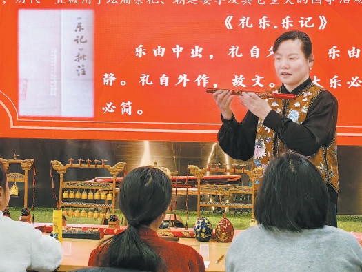 王玲讲述“礼乐中的和谐之美”。