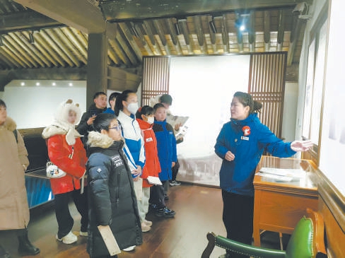 中山公园讲解员根据来今雨轩的历史背景，为参加活动的青少年讲述“少年中国学会”和“文学研究会”两个主题展。
