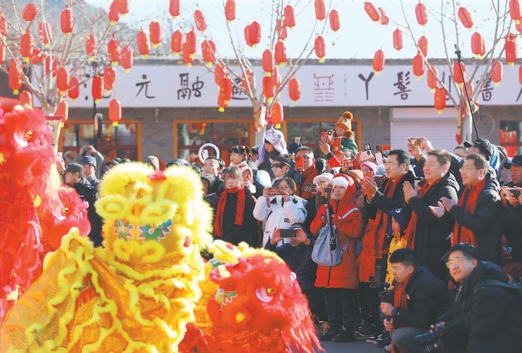 1月29日，农历大年初一，2025年丫髻山春节祈福庙会在一片喧天锣鼓声中热闹开启，民俗演出、花街巡游、非遗体验、美食品鉴、冰雪游乐等多项活动精彩不断。活动将持续至正月初七。
