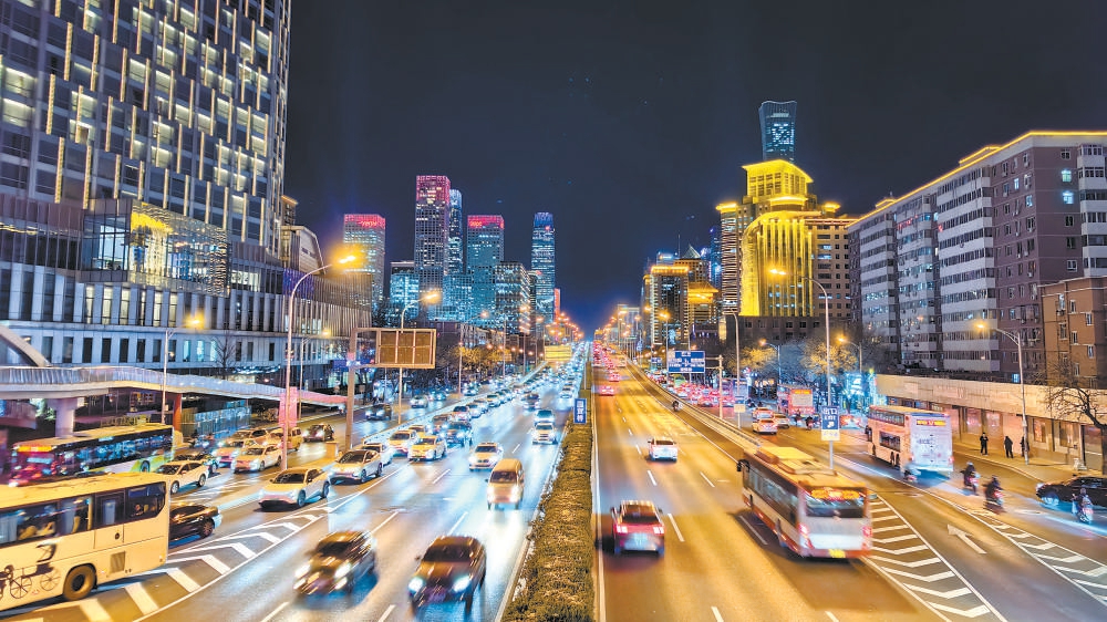 在东三环双井桥向北眺望，夜景璀璨明亮。