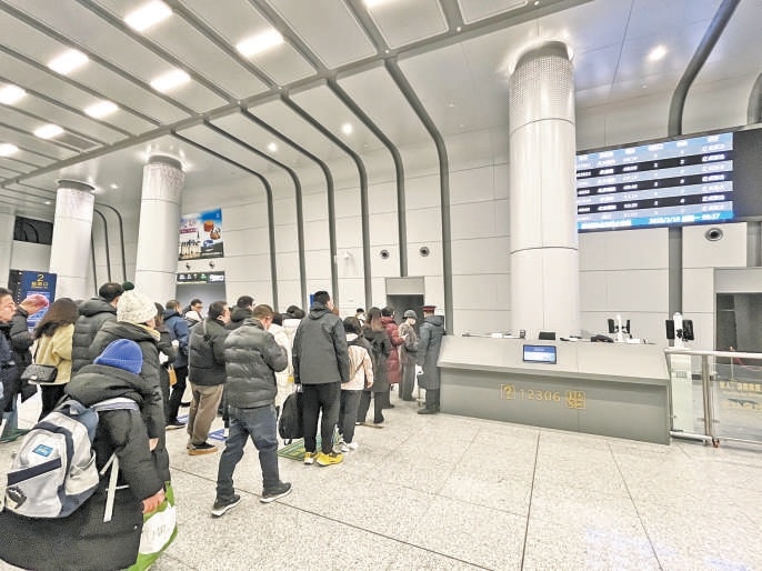 2月10日一早，乘坐高铁前往城区的通勤族在密云站排队进站。